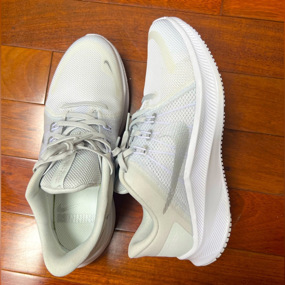 Nike Quest 4 (White/Silver)